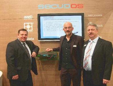 Markus Gringel, Vice President (SECUDOS GmbH), Thomas Obermair (Inlab Software) und Klaus Rehborn, Geschäftsführer (SECUDOS GmbH) bei der Präsentation des SLB-800 mit SDR-Remote auf der CeBIT 2010