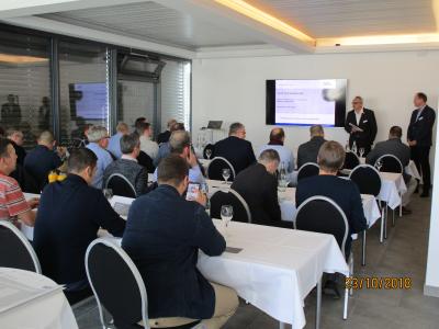 Besucher der Vortragsreihe „Das Multitalent Netzstation“ bei Hauff-Technik Swiss AG