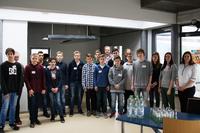 v.l.n.r.: 14 Schülerinnen und Schüler gemeinsam mit dem CONET-Team bestehend aus den IT-Experten Stefan Langguth und Christopher Schmitz, Personalreferentin Marie Ritter, Auszubildende Stephanie Kienzler und Software-Entwicklerin Natascha Brell