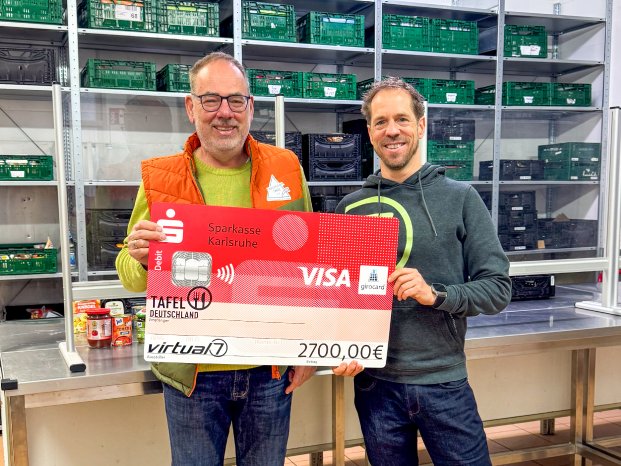 Spendenübergabe_Tafel_01.jpg