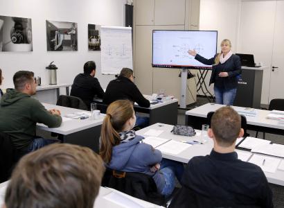 Dipl. -Ing. Ulrike Urban-Kreitewolf referiert im neuen Schulungszentrum der Firma Klostermann