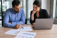 Geschäftskonzepte junger Gründungen zeigen mehr Lücken: 49 Prozent mit kaufmännischen Defiziten, 44 Prozent ohne durchdachte Finanzierung