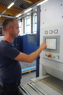 Bild 4: Karsten Lange bei der Grundeinstellung der Schleifmaschine über den TE 14 Touch Screen