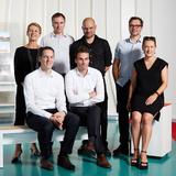 Die Jury des Caparol-Architekturpreises 2014: (hinten von links) Petra Stephan, Klas Wischmann, Gordian Blumenthal, Johannes Ernst, Tiina Parkkinnen, (vorne von links) Maic Auschrat und Philipp Auer (Foto: Britta Hüning, Ober-Ramstadt)