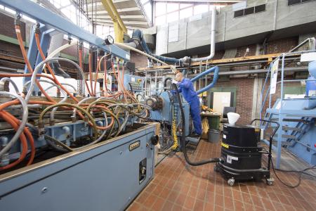 Mit einem Staub-Ex-Sauger wird die Umgebung der Extrusionsanlagen in der Vestolit-Anwendungstechnik freigehalten von Polymer- und Additivpulvern.