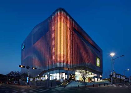 Fascinating interplay between façade and architecture in Galleria Centercity shopping mall in Korea. This is made possible by a special Zumtobel LED lighting solution that is fully integrated into the façade and therefore invisible