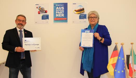 Handwerkskammerpräsident Johannes Ullrich und Mobilitätsberaterin Heike Schierbaum freuen sich über die doppelte Akkreditierung der Mobilitätsberatung durch Erasmus