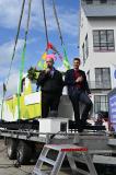 Alexander Gerfer, CTO der Würth ElektronikeiSos Gruppe und Lars Engelhard, CEO von UnleashFuture Boats, bei der Taufe desSchleiboote-Prototyps. (vlnr)