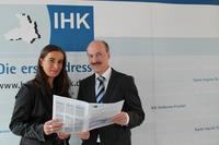 Präsentieren den Wirtschaftslagebericht für das zweite Quartal 2015: IHK-Hauptgeschäftsführerin Elke Döring und Dr. Helmut Kessler, stellvertretender Hauptgeschäftsführer (Foto: IHK)