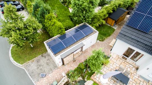 Eine Photovoltaikanlage montiert auf einer Garage und Wohnhaus in Nürnberg © iKratos
