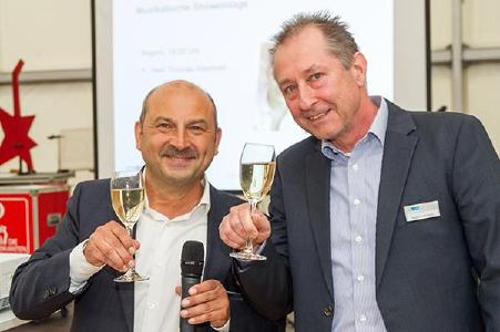25 Jahre DVS ZERT – ein Grund zu feiern für die beiden Geschäftsführer von DVS ZERT, Dipl.-Ing. Tino Gurschke (links) und Dipl.-Ing. Martin Lehmann (rechts). Quelle: DVS ZERT