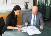 Besprechen den Wirtschaftslagebericht: IHK Hauptgeschäftsführerin Elke Döring und Dr. Helmut Kessler, stellvertretender Hauptgeschäfts-führer. Foto: Matthias Marquart, IHK