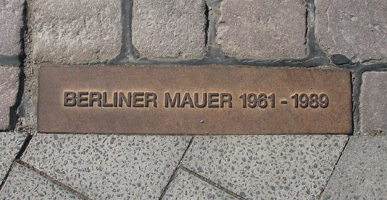 1024px-Berliner_Mauer_Gedenkmarkierung.jpg