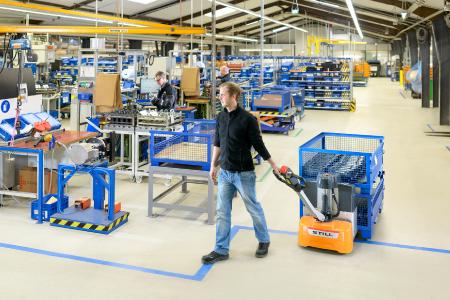 Die Bedienung des Niederhubwagens ist kein Kraftakt: Alle Arbeitsschritte, wie Fahren, Heben oder Senken von Lasten bis zu 1,5 Tonnen, erfolgen mithilfe elektrischer Unterstützung. Foto: STILL GmbH