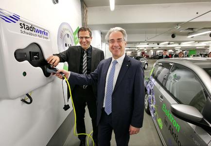 Testfahrzeug VW E-Up der Stadtwerke Schwäbisch Hall GmbH bei der Betankung an einer der ersten vier Elektrotankstellen in Schwäbisch Hall im Kocherquartier.
Links auf dem Bild Geschäftsführer der Stadtwerke Schwäbisch Hall, Gebhard Gentner, rechts der Oberbürgermeister der Stadt Schwäbisch Hall, Hermann-Josef Pelgrim.