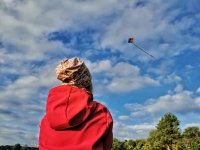 Beliebte Herbst-Beschäftigung bei Groß und Klein – das Drachensteigen. Foto: WEMAG/Anna Steyer 