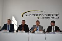 (v.l.): Burghard Grupe (Hauptgeschäftsführer der Handwerkskammer Magdeburg), Dirk Neumann (Hauptgeschäftsführer der Handwerkskammer Halle), Wolfgang März (Hauptgeschäftsführer der IHK Magdeburg),  Prof. Dr. Thomas Brockmeier (Hauptgeschäftsführer der IHK Halle-Dessau) Foto: IHK Magdeburg 