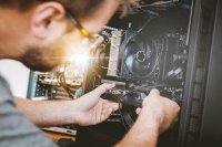 Sorgen für ein reibungsloses Zusammenwirken von Software, Computer und Server: Fachinformatiker für Digitale Vernetzung sind in Unternehmen unentbehrlich
