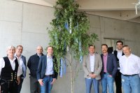 Wolfgang Müll, Holzbau Amann, Martin Wolfahrt, Werksleitung Bürkert Gerabronn, Harald Schmidt, Leiter der globalen Produktion, Stefan Müller, CTO, Marc Steffen Dahlheimer, Leiter der Produktion in Deutschland, Christian Mauch, Bürgermeister der Stadt Gerabronn, Fabian Lörch, Holzbau Amann sowie Projektleiter Carsten Böcking (v.l.) beim Richtfest zum Erweiterungsbau am Bürkert-Standort in Gerabronn am 16. Mai 2025. Wolfgang Müll, Holzbau Amann, Martin Wolfahrt, Werksleitung Bürkert Gerabronn, Harald Schmidt, Leiter der globalen Produktion, Stefan Müller, CTO, Marc Steffen Dahlheimer, Leiter der Produktion in Deutschland, Christian Mauch, Bürgermeister der Stadt Gerabronn, Fabian Lörch, Holzbau Amann sowie Projektleiter Carsten Böcking (v.l.) beim Richtfest zum Erweiterungsbau am Bürkert-Standort in Gerabronn am 16. Mai 2025.