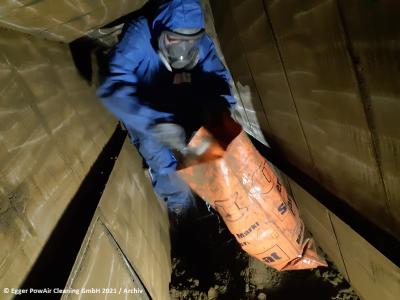 Persönliche Schutzausrüstung (PSA) für PowAir Cleaner mit Atemschutzmaske und Frischluftzufuhr ist bei Egger PowAir Cleaning Pflicht (Bild 1)