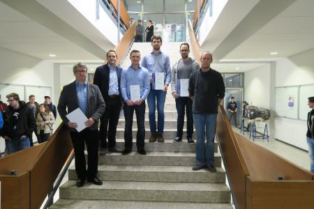 ITK Student Award Preisverleihung beim Boxenstopp der Hochschule Karlsruhe (v.l.n.r. Rüdiger Hauser und Torsten Breitel (ITK Engineering), Michael Weber, Jonathan Pfeil, Philipp Gimbel und Prof. Dr. Reiner Kriesten (Hochschule Karlsruhe)/ Foto: ITK Engineering)