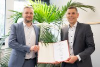 Feierliche Übergabe der Ernennungsurkunde vom Kanzler der HSB, Daniel Engelbrecht (links), an Prof. Dr. Dr. Jan Thiele