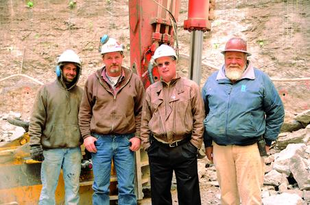 (Von links) Jon Pung, Ric-Man Bauleiter; Walter Proctor, Ric-Man Baggerfahrer; Scott Hendricks, Atlas Copco Area Sales Manager; Gene Bowers, Ric-Man Gesamtleiter Tiefbau
