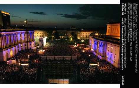 "Staatsoper für alle": zum Auftakt am 19. Mai 2007 versammelten sich 26.000 Opernfans auf dem Bebelplatz