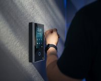 Mann bucht mit Smart Watch am neuen Zeiterfassungsterminal INTUS 7200.