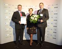 Stolz auf die Auszeichnung „Beste Finanzkommunikation im Mittelstand 2012“ (v.l.n.r.): Rainer Kurtz, Geschäftsführender Gesellschafter und CEO der Kurtz Holding GmbH & Co. Beteiligungs KG, Laudatorin Ingeborg Neumann, Geschäftsführende Gesellschafterin Peppermint Holding GmbH und BDI-Präsidialmitglied und Thomas Mühleck, Geschäftsführer (CFO) der Kurtz Holding GmbH & Co. Beteiligungs KG bei der Preisverleihung im Capitol-Theater in Düsseldorf