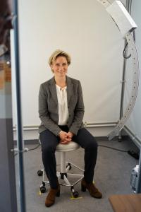 Fr. Hofmeister-Krautt beim 3D Scanning durch IPO.Face