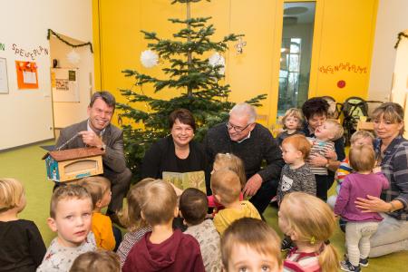 WEMAG-Vorstand Caspar Baumgart, Sozialministerin Stefanie Drese und Bürgermeister Holger Bannuscher (v.l.) beschenken Kinder der Kindertagesstätte „Waldmäuse“ in der Gemeinde Klein Trebbow, Foto: WEMAG/Stephan Rudolph-Kramer