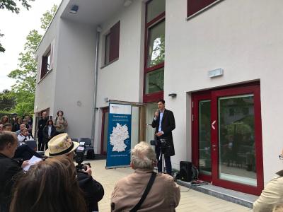 Martin Hikel, Bezirksbürgermeister Neukölln, spricht bei der Eröffnungsfeier des Kinderclubhauses am 15. Mai. Bild: Hitzler Ingenieure