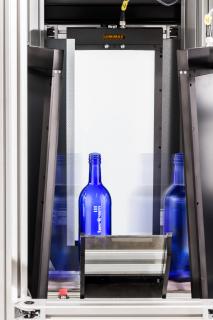 Dank der kollimierten Flächenbeleuchtungen von LUMIMAX zeichnen sich Kanten oder Produktionsfehler deutlich auf dem Prüfbild ab