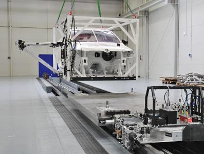 Dynamische Bauteilprüfung im neuen TÜV SÜD-Prüflabor in Mladà Boleslav, Tschechien. Die externe Rahmenkonstruktion rund um das Prüfmuster ermöglicht die Simulation eines Aufpralls bzw. einer Kollision aus verschiedenen Richtungen und ermöglicht bei Bedarf reproduzierbare Tests