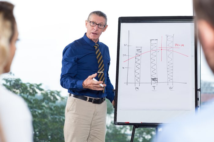 senior-business-leader-macht-prasentation-zum-team.jpg