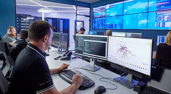 Ein Team aus erfahrenen IT-Sicherheitsexperten bildet das Link11 Security Operation Center (LSOC), das durch eine 24/7-Überwachung die sich ständig verändernde Bedrohungslandschaft permanent analysiert und so neue DDoS-Risiken rechtzeitig erkennt. © Robert Lichtenberg