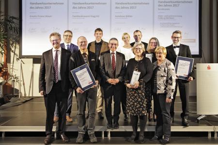 Die Preisträger der Auszeichnung „Handwerksunternehmen des Jahres“ 2017 mit den Laudatoren und den Veranstaltern / Foto: HWK FR/Tobias Heink