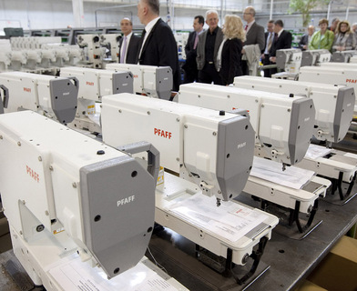 Guests from politics and business at a factory tour