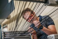 Oliver Kipf an der Pultrusionsmaschine