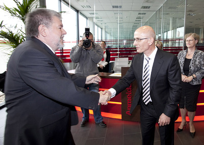 Prime minister Kurt Beck congratulates Mr. Richter on the companies´one-year anniversary