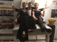 Paweł Jaguś, links Bettina Ulrich, Vice President Sales, und rechts Dorota Kamke-Rezler, brainLight-Senior Managerin