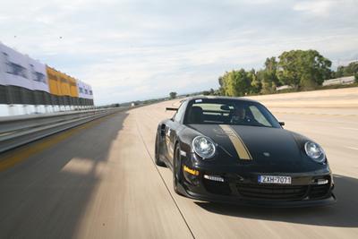 Bei seiner Rekordfahrt auf der Strecke von Nardo (Süditalien) jagte Jan Fatthauer von Hightech-Tuner 9ff seinen über 1000 PS starken Porsche 911 mit 376 km/h über die Strecke