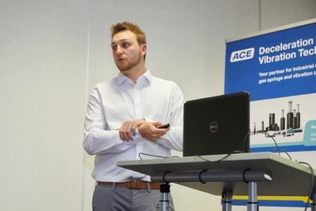Robin Hilke von der Hochschule Düsseldorf: Preisträger des ACE-Studentenwettbewerbs INNOVACE 2019 bei der Präsentation des Siegerentwurfs