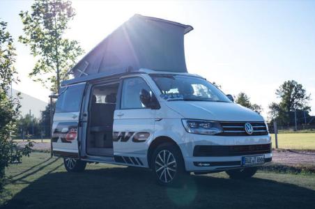 Zum Leistungsspektrum der Röwe Automobile GmbH gehört die Vermietung von VW T6 California Campern