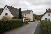 Wohnhäuser am Ortsrand einer ländlichen Gemeinde