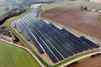 Die Freiflächen-Photovoltaikanlage bei Erlach (Schwäbisch Hall) hat eine Leistung von etwa 5,8 MWp. Unabhängig vom Ertrag, können sich Bürger aus der Umgebung finanziell am Solarpark beteiligen.