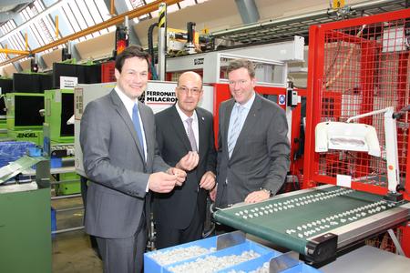 Philip Harting, Vorstand Connectivity & Networks und persönlich haftender Gesellschafter (rechts), und Michael Baumeister, Plant Manager (links), erläuterten Landratskandidat Hans-Joerg Deichholz (CDU) die HARTING Produktion