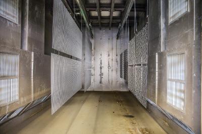 Pulverbeschichtungsprozess | Im Kammerofen wird das aufgebrachte Pulver bei 180° C geschmolzen - dabei entsteht die gewünschte Lackschicht.
Foto: Maks Richter