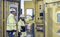Zwei Techniker an einer mobilen Mietanlage von Atlas Copco Rental bei einem Einsatz in einer Raffinerie.